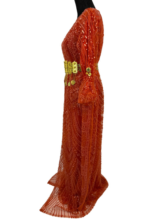 Jilenpiroz Tiroj oranje Koerdische feestjurk – zijkant met elegante mouwen en vallende stof