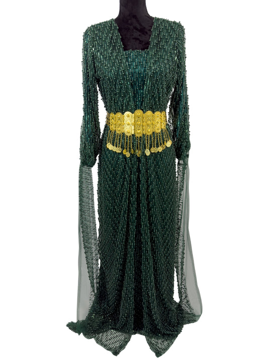 Jilenpiroz Zozan donkergroene Koerdische jurk met kralen en gouden riem – voorkant